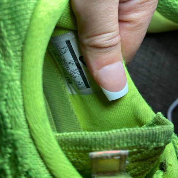 NIKE SHOES - Picture 5 of 5